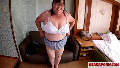 Дебела јапанска мама показује своје огромне сисе и ужива у секс играчки. 51-годишња азијска мама говори о свом сексуалном искуству. Иукико 1 ОСАКАПОРН фатти милф